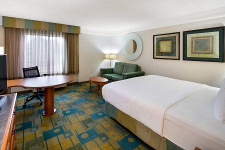 La Quinta Inn & Suites by Wyndham Greenville Haywood - 24