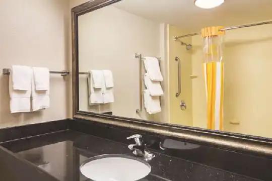 La Quinta Inn & Suites by Wyndham Fresno Northwest - 37