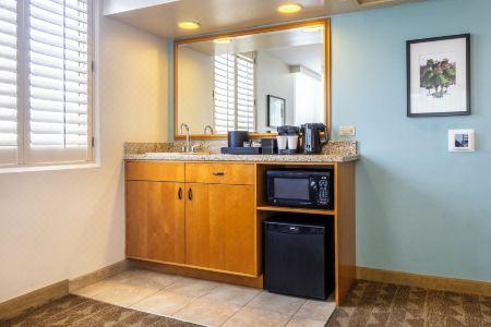 Embassy Suites by Hilton Waikiki Beach Walk - 10