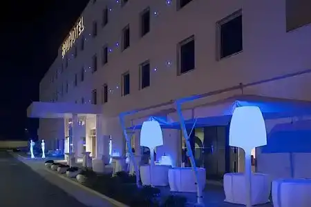 8Piuhotel - 8
