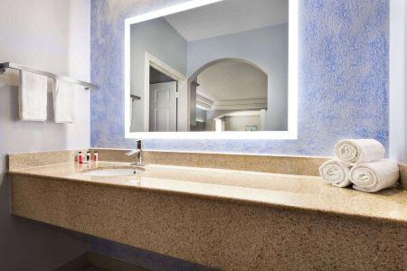 Days Inn & Suites by Wyndham Houston Hobby Airport - 14