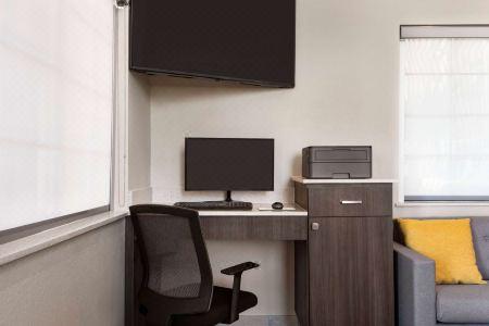 Days Inn & Suites by Wyndham Houston Hobby Airport - 8