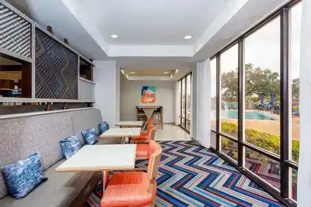 Hampton Inn Orlando-International Airport - 5