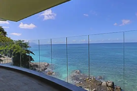 VallonEnd Beachfront Villa with Excellent View - 22
