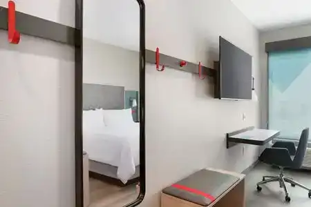 avid Orlando International Airport by IHG - 9