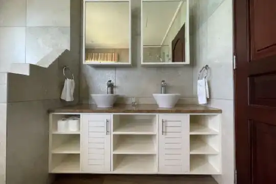 VallonEnd Beachfront Villa with Excellent View - 25