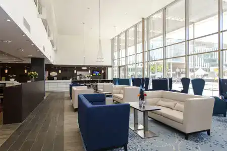Hampton by Hilton Triumphal Arch - 6