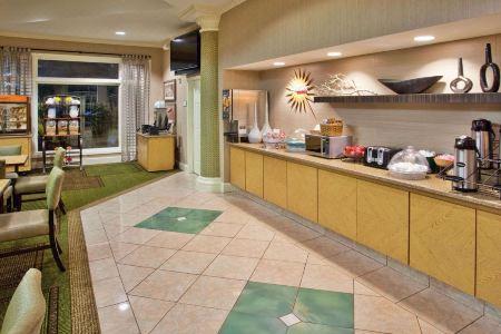 La Quinta Inn & Suites by Wyndham Greenville Haywood - 9