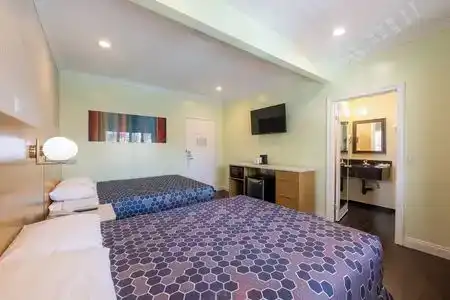 Hollywood City Inn - 9