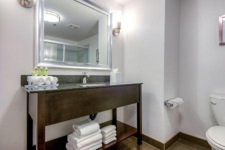 Holiday Inn Express & Suites CARLSBAD BEACH by IHG - 21