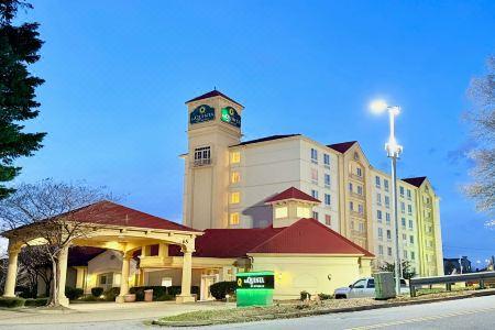 La Quinta Inn & Suites by Wyndham Greenville Haywood - 2