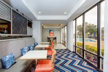 Hampton Inn Orlando-International Airport - 6