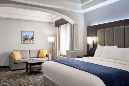 Days Inn & Suites by Wyndham Houston Hobby Airport - 16