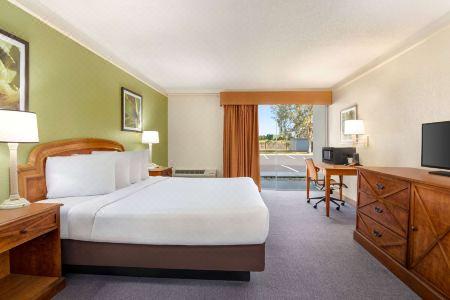 Baymont by Wyndham Daytona Beach/Intl Speedway - 2
