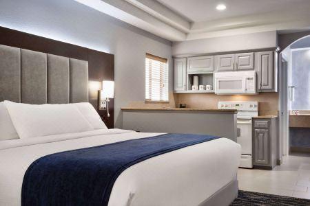 Days Inn & Suites by Wyndham Houston Hobby Airport - 18