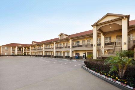 Days Inn & Suites by Wyndham Houston Hobby Airport - 5