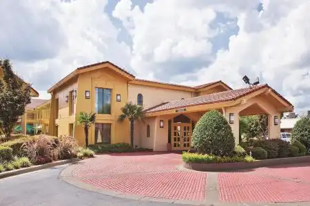 Howard Johnson by Wyndham Columbus Fort Moore - 1