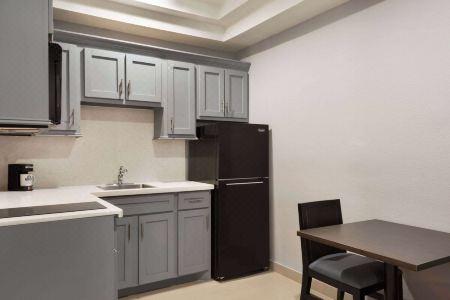 Days Inn & Suites by Wyndham Houston Hobby Airport - 20