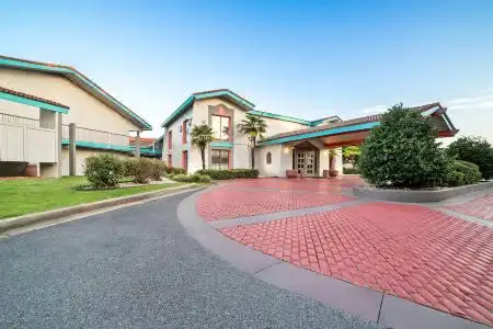 Howard Johnson by Wyndham Columbus Fort Moore - 5