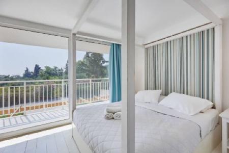 Lagoon Luxury Suites - 9