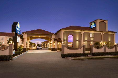 Days Inn & Suites by Wyndham Houston Hobby Airport - 3