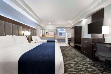 Days Inn & Suites by Wyndham Houston Hobby Airport - 12