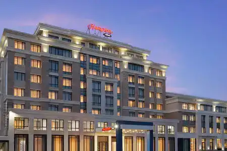 Hampton by Hilton Triumphal Arch - 2