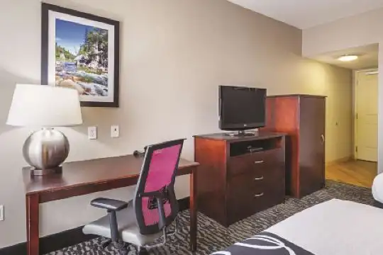 La Quinta Inn & Suites by Wyndham Fresno Northwest - 34