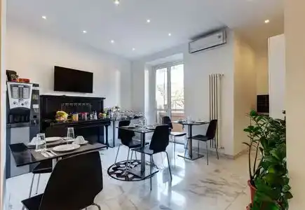 Little Rhome Suites - 8