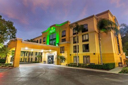 Comfort Inn & Suites Tampa North I-75 - 8