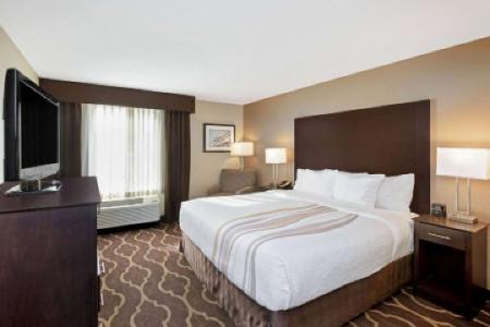 La Quinta Inn & Suites by Wyndham LV Tropicana Stadium - 15