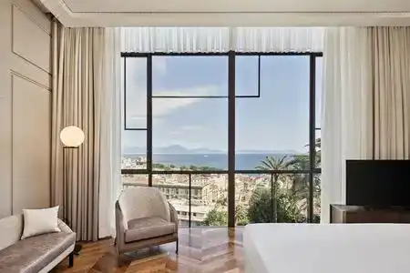 De Bonart Naples, Curio Collection by Hilton - 3