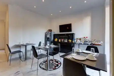 Little Rhome Suites - 5