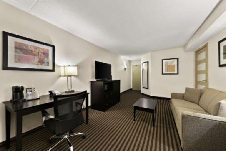 Best Western Plus Toronto North York & Suites - 16