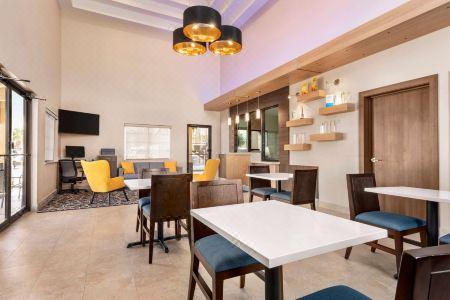 Days Inn & Suites by Wyndham Houston Hobby Airport - 8