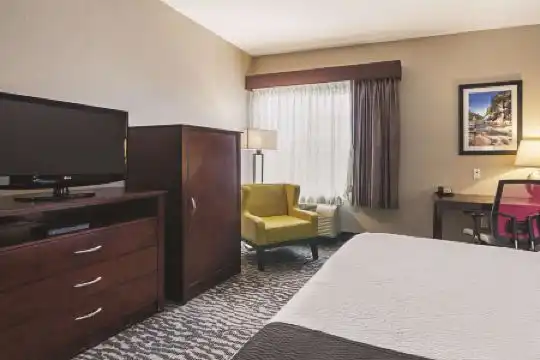 La Quinta Inn & Suites by Wyndham Fresno Northwest - 23