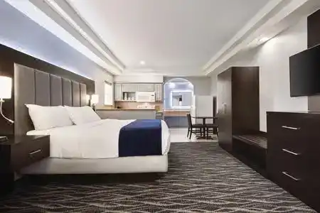 Days Inn & Suites by Wyndham Houston Hobby Airport - 1