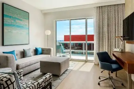 Hampton Inn & Suites by Hilton - 6