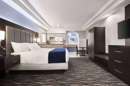 Days Inn & Suites by Wyndham Houston Hobby Airport - 0