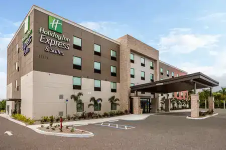 Holiday Inn Express & Suites FT MYERS BEACH-SANIBEL GATEWAY by IHG - 7