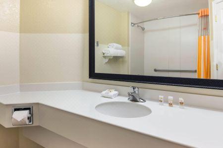 La Quinta Inn & Suites by Wyndham Greenville Haywood - 14