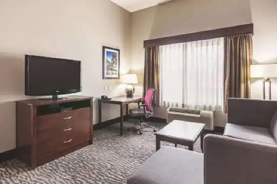 La Quinta Inn & Suites by Wyndham Fresno Northwest - 20