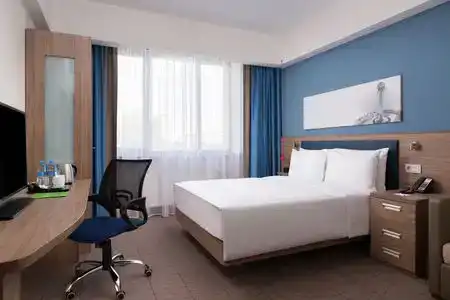 Hampton by Hilton Triumphal Arch - 3