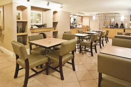 Howard Johnson by Wyndham Columbus Fort Moore - 4