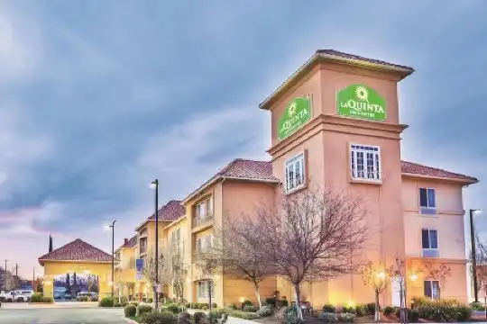 La Quinta Inn & Suites by Wyndham Fresno Northwest - 2