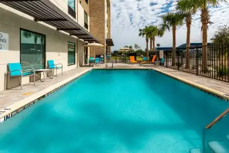 Holiday Inn Express & Suites FT MYERS BEACH-SANIBEL GATEWAY by IHG - 3