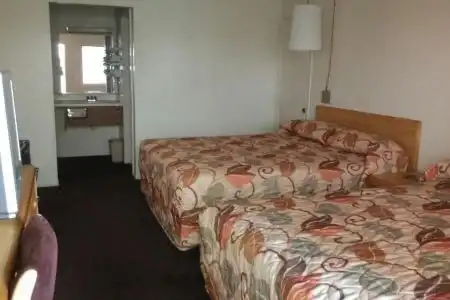 EZ8 Motel Airporter - 9