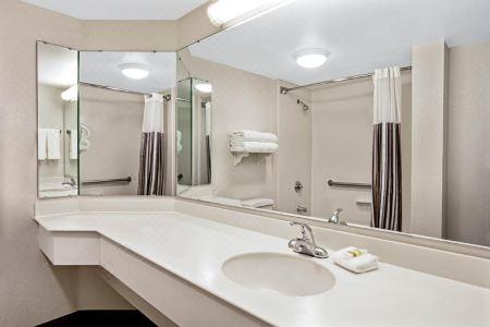La Quinta Inn & Suites by Wyndham Greenville Haywood - 19