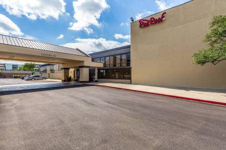 Red Roof Plus+ & Suites Houston - IAH Airport SW - 3