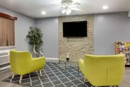 Super 8 by Wyndham San Antonio Downtown/Alamo - 6